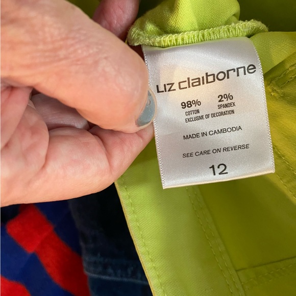 Liz Claiborne Ladies 12 Mid Rise Cotton Shorts
Chartreuse
Pockets front and back - Picture 6 of 6